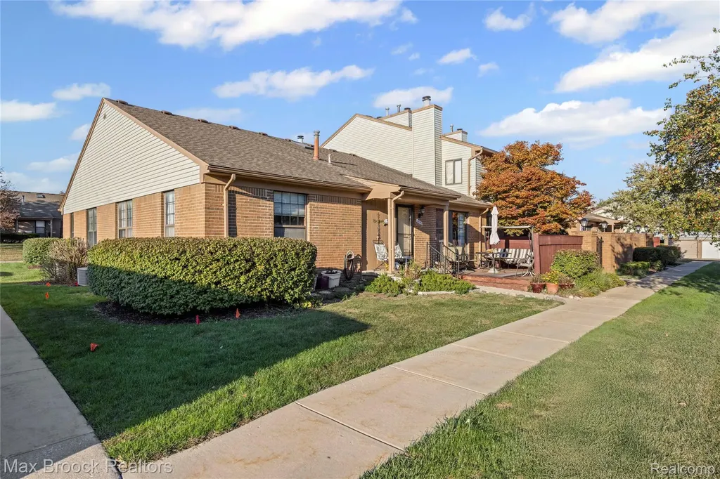 38903 Country Circle Farmington Hills City MI 48331