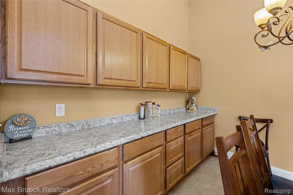 38903 Country Circle Farmington Hills City MI 48331