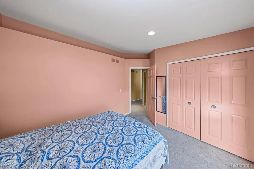 38903 Country Circle Farmington Hills City MI 48331