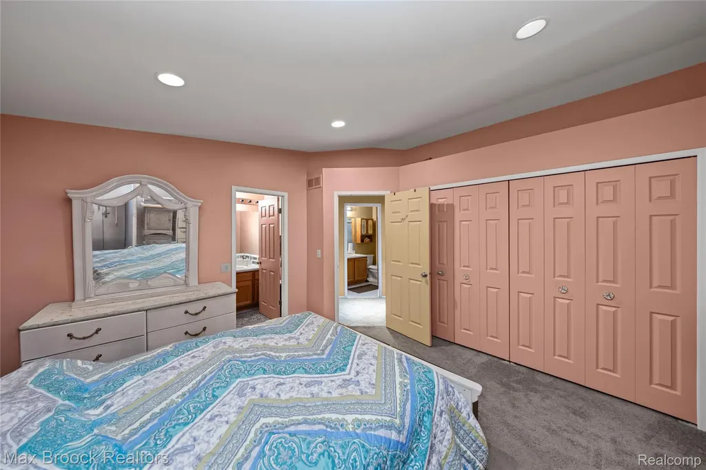 38903 Country Circle Farmington Hills City MI 48331