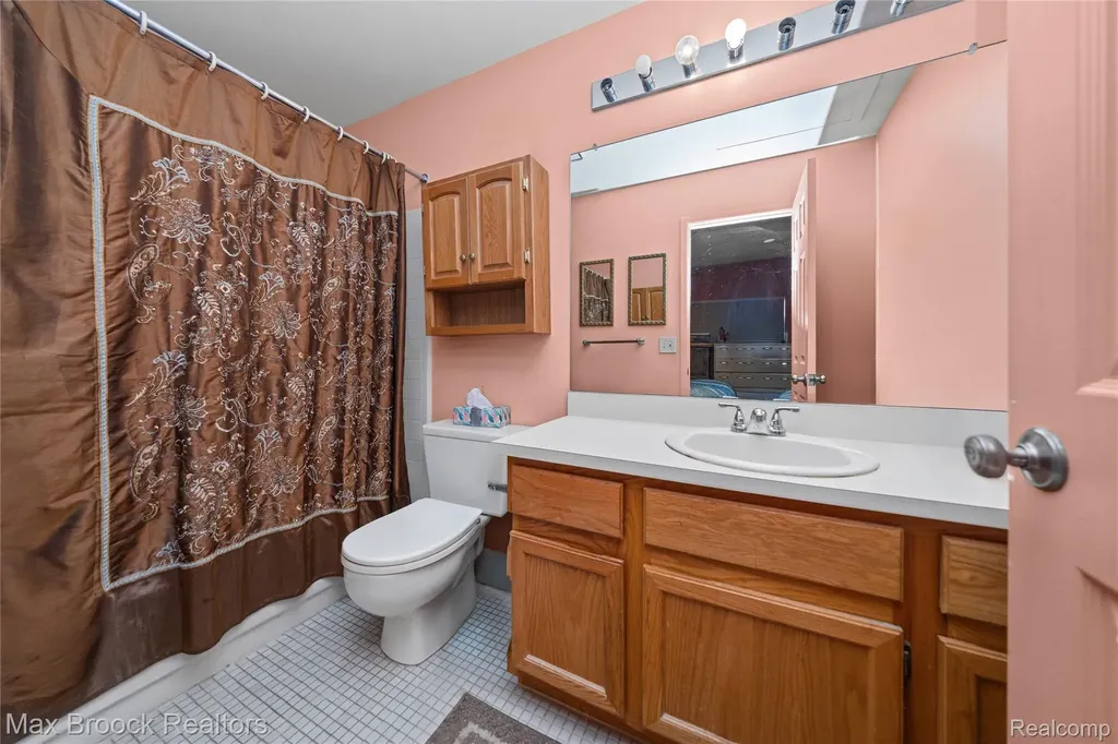 38903 Country Circle Farmington Hills City MI 48331