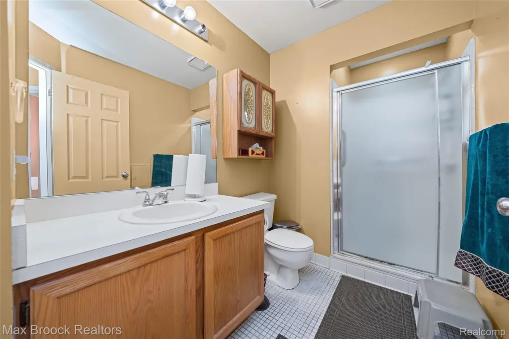 38903 Country Circle Farmington Hills City MI 48331