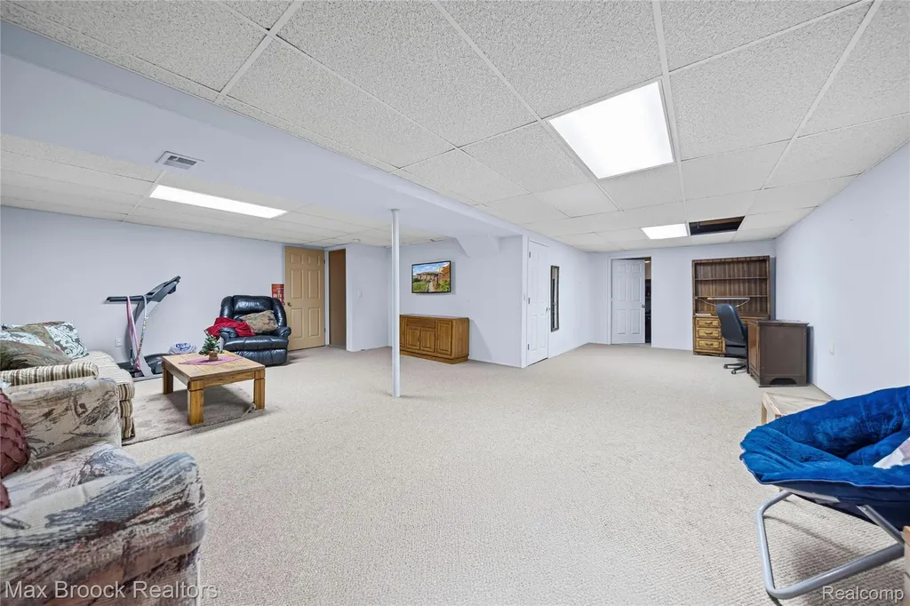 38903 Country Circle Farmington Hills City MI 48331