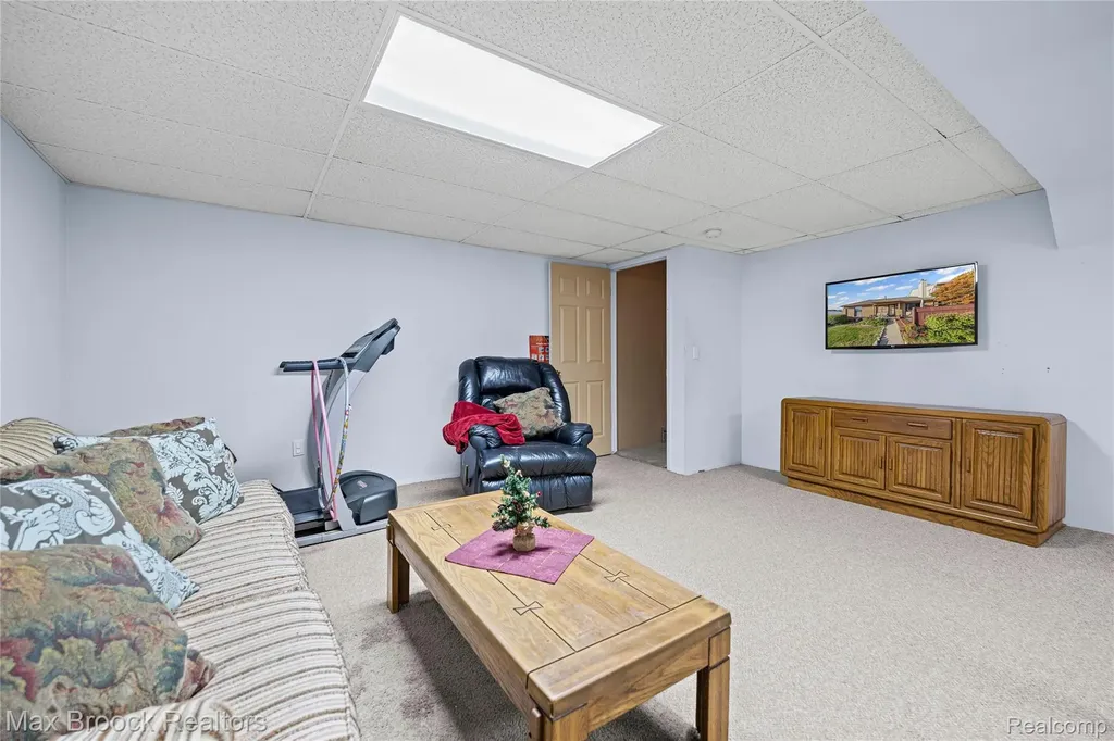 38903 Country Circle Farmington Hills City MI 48331