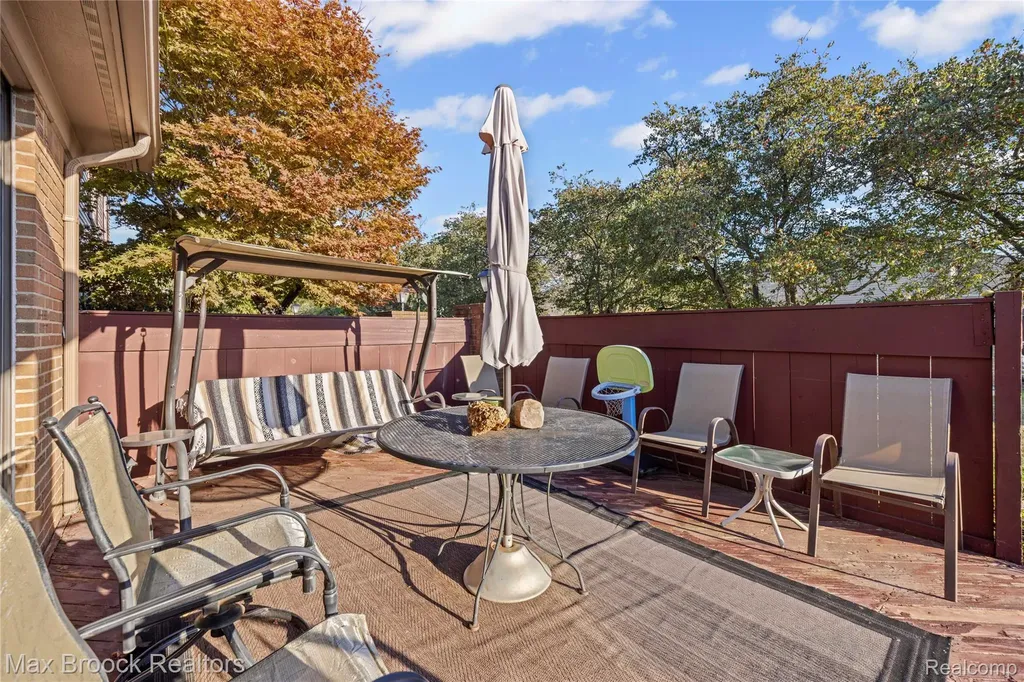 38903 Country Circle Farmington Hills City MI 48331