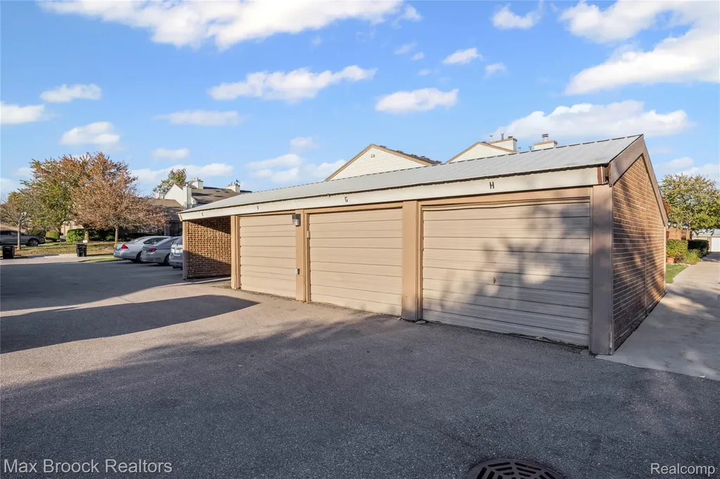 38903 Country Circle Farmington Hills City MI 48331