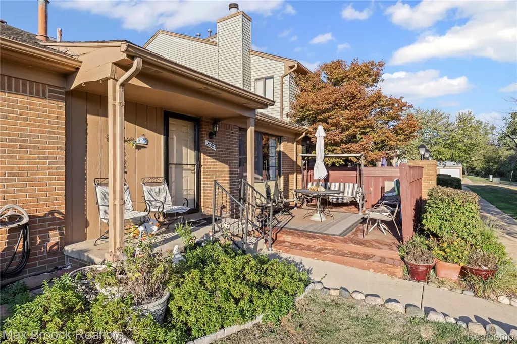 38903 Country Circle Farmington Hills City MI 48331