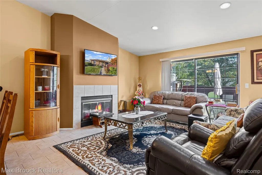 38903 Country Circle Farmington Hills City MI 48331
