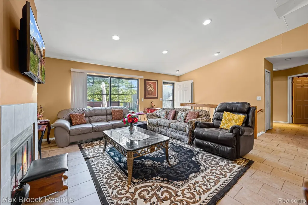 38903 Country Circle Farmington Hills City MI 48331