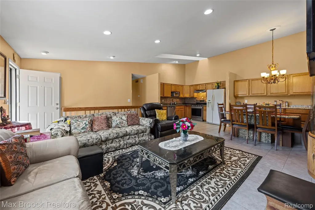 38903 Country Circle Farmington Hills City MI 48331