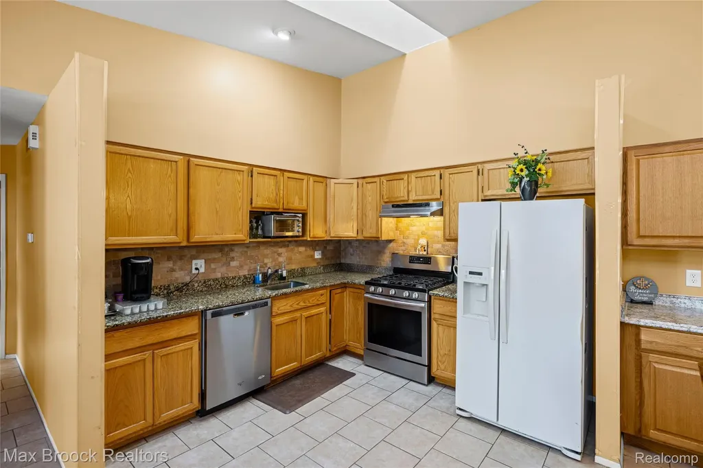 38903 Country Circle Farmington Hills City MI 48331