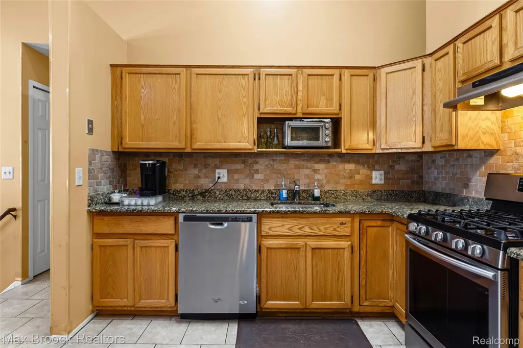 38903 Country Circle Farmington Hills City MI 48331
