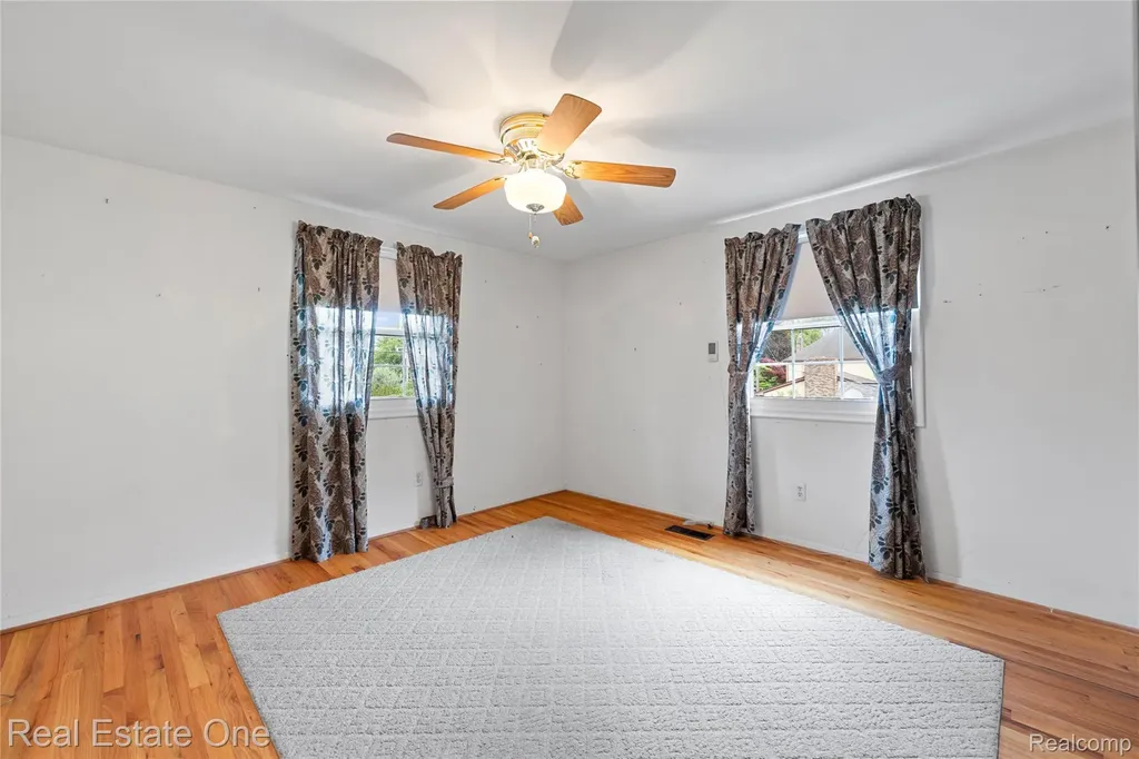 25574 Wilson Drive Dearborn Heights City MI 48127