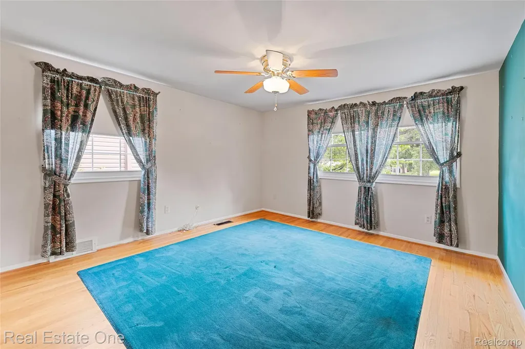 25574 Wilson Drive Dearborn Heights City MI 48127