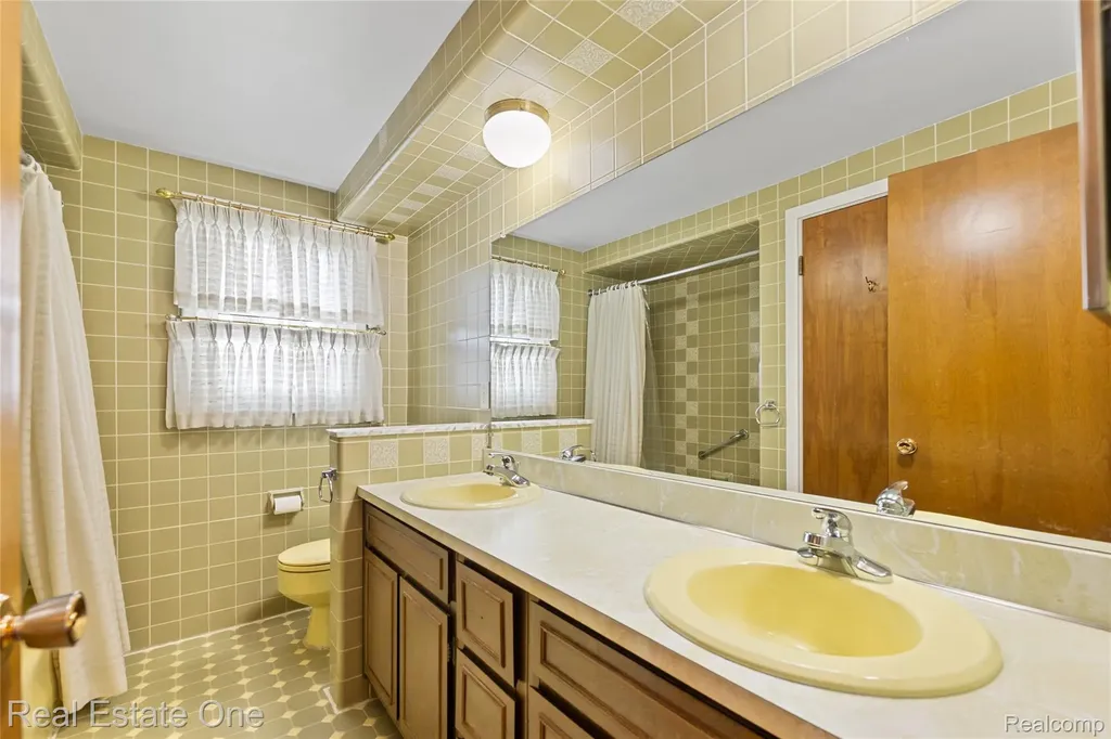 25574 Wilson Drive Dearborn Heights City MI 48127