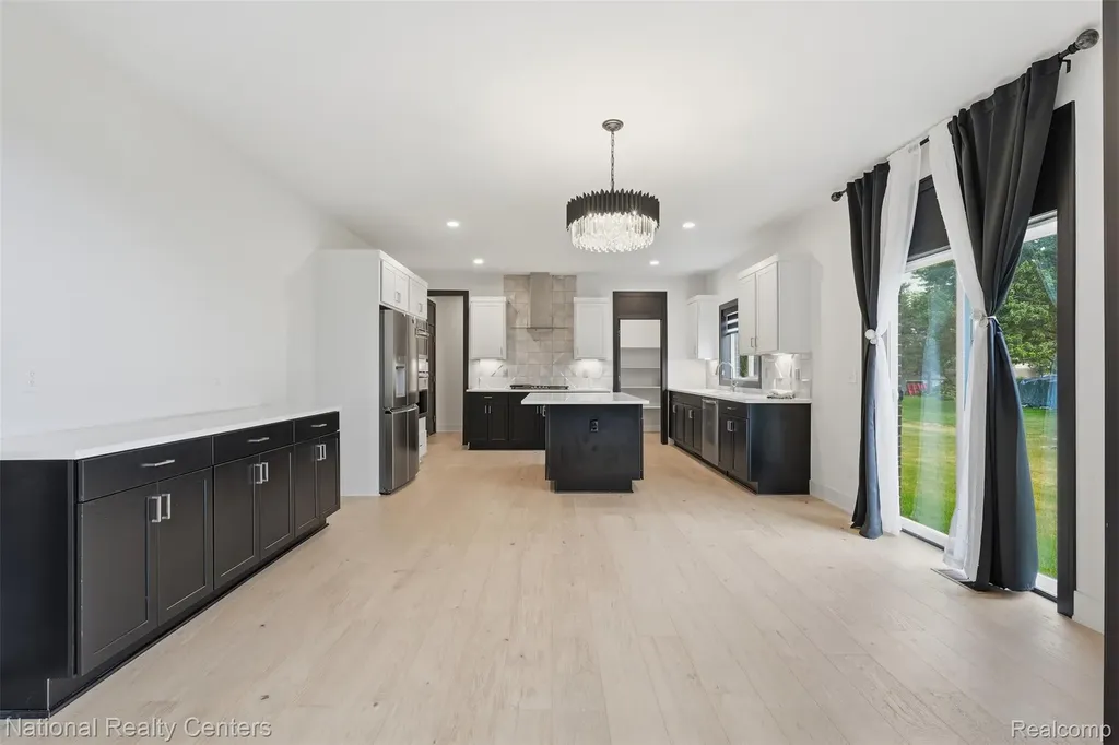 1283 Bloomingdale Drive Troy City MI 48085