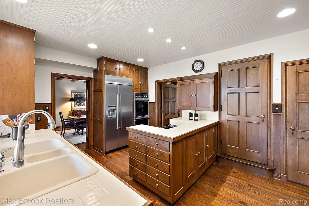 65 Lone Pine Road Bloomfield Hills City MI 48304