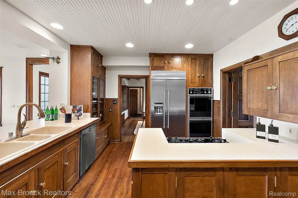 65 Lone Pine Road Bloomfield Hills City MI 48304