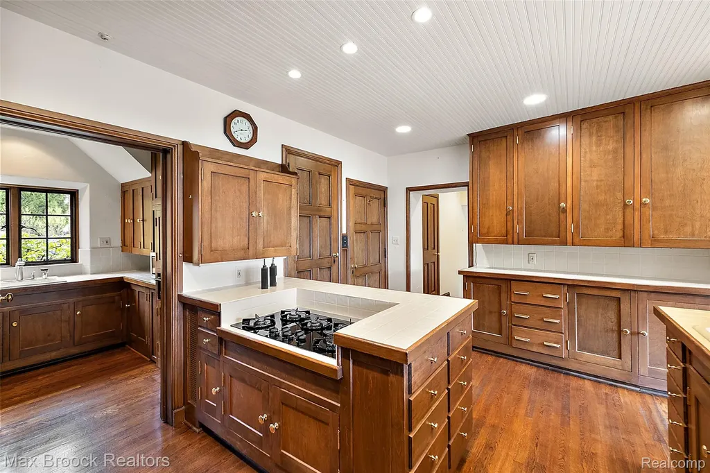 65 Lone Pine Road Bloomfield Hills City MI 48304