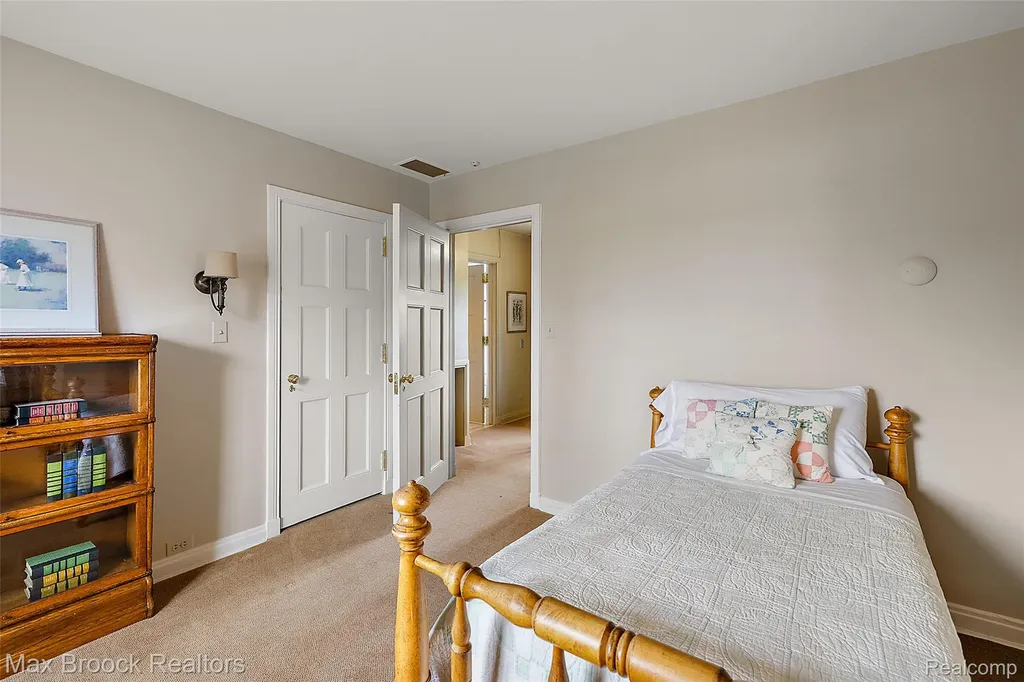 65 Lone Pine Road Bloomfield Hills City MI 48304