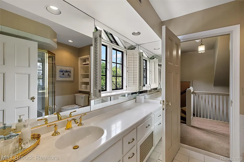 65 Lone Pine Road Bloomfield Hills City MI 48304
