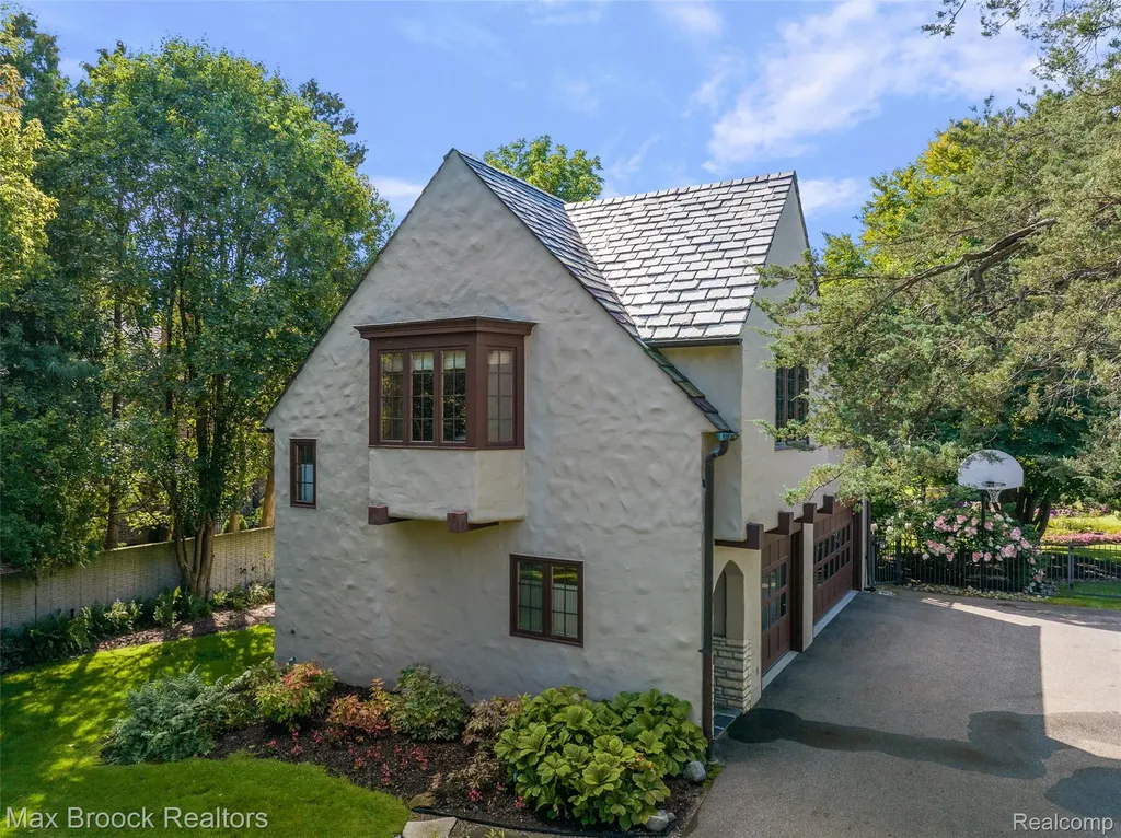 65 Lone Pine Road Bloomfield Hills City MI 48304