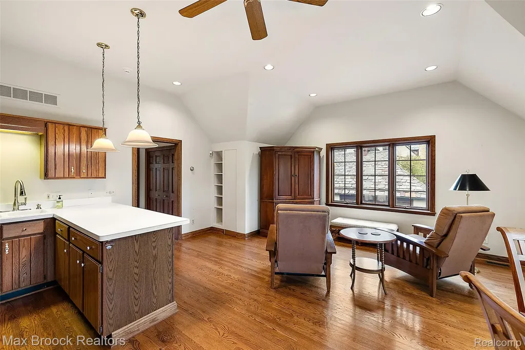 65 Lone Pine Road Bloomfield Hills City MI 48304