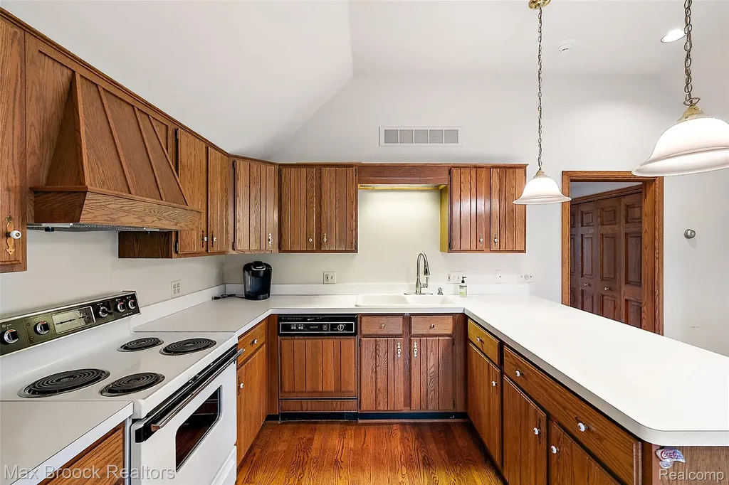 65 Lone Pine Road Bloomfield Hills City MI 48304