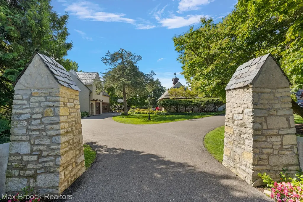 65 Lone Pine Road Bloomfield Hills City MI 48304