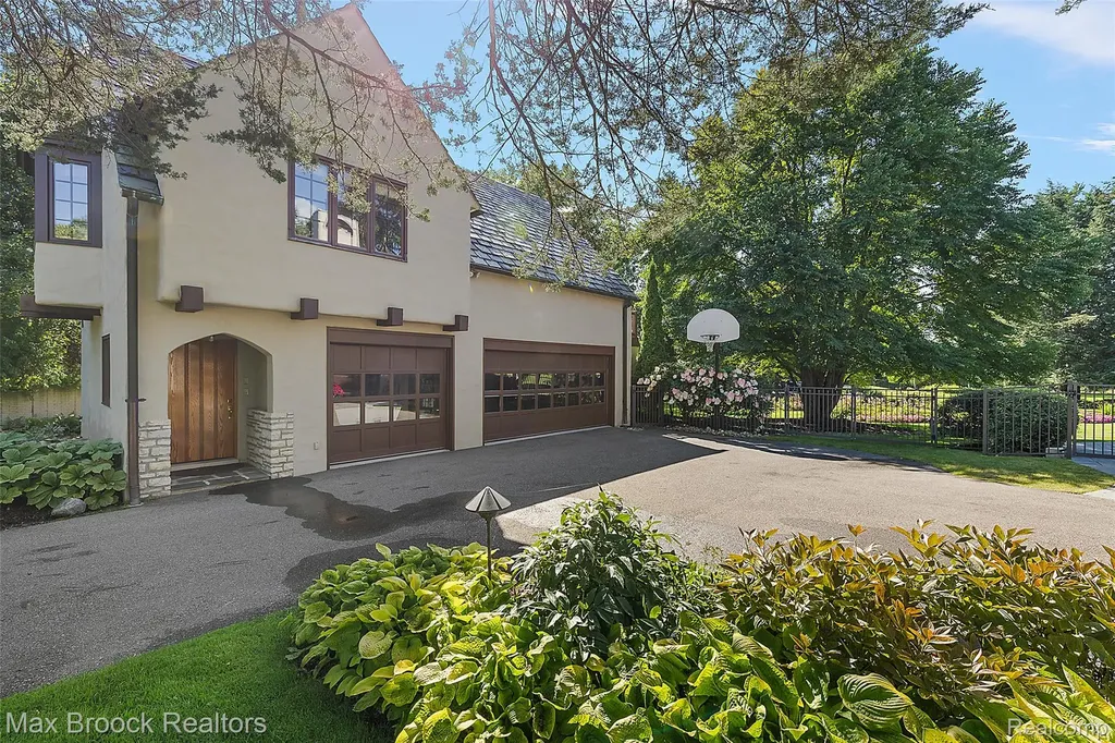 65 Lone Pine Road Bloomfield Hills City MI 48304
