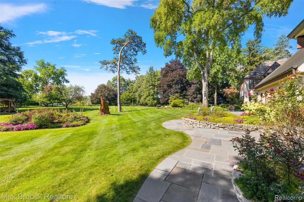 65 Lone Pine Road Bloomfield Hills City MI 48304