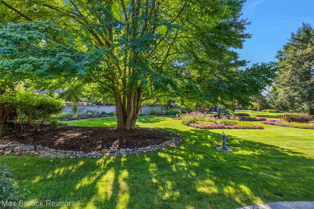 65 Lone Pine Road Bloomfield Hills City MI 48304