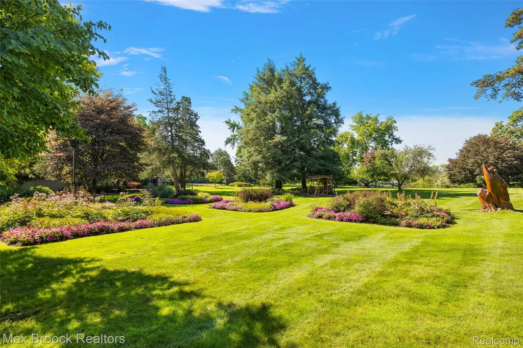 65 Lone Pine Road Bloomfield Hills City MI 48304
