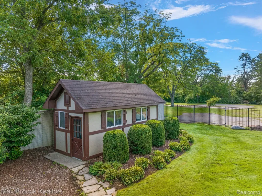 65 Lone Pine Road Bloomfield Hills City MI 48304