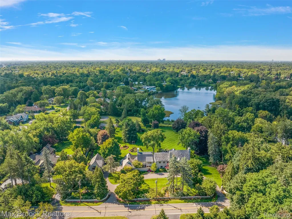 65 Lone Pine Road Bloomfield Hills City MI 48304