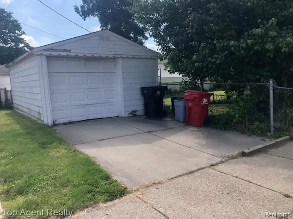 17705 Longfellow Street Roseville City MI 48066