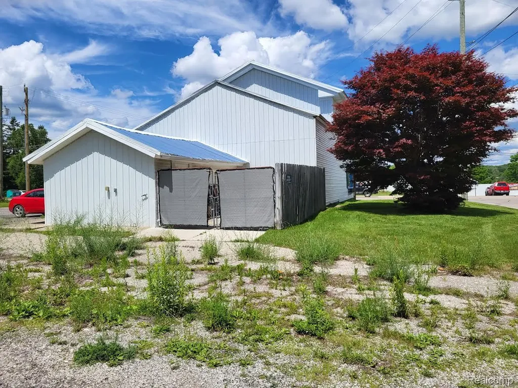 9405 Dixie Highway Springfield Charter Township MI 48348