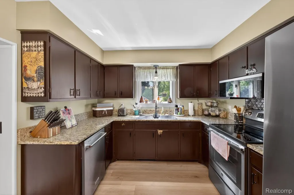 4369 Dixon Drive Flint Charter Township MI 48473