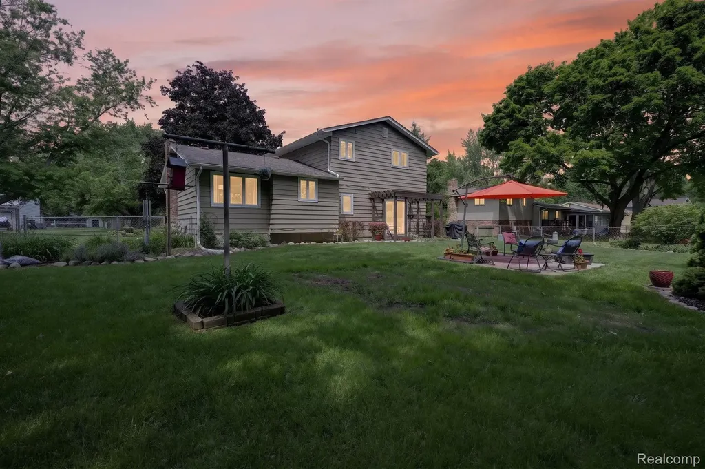 4369 Dixon Drive Flint Charter Township MI 48473