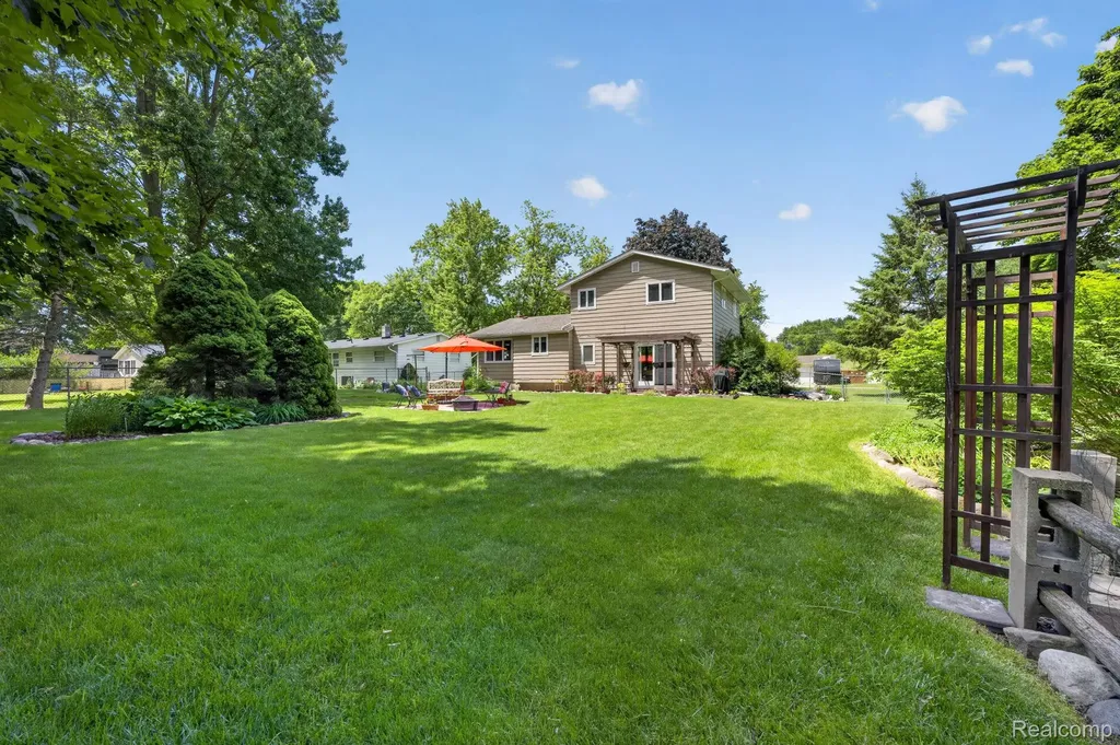 4369 Dixon Drive Flint Charter Township MI 48473