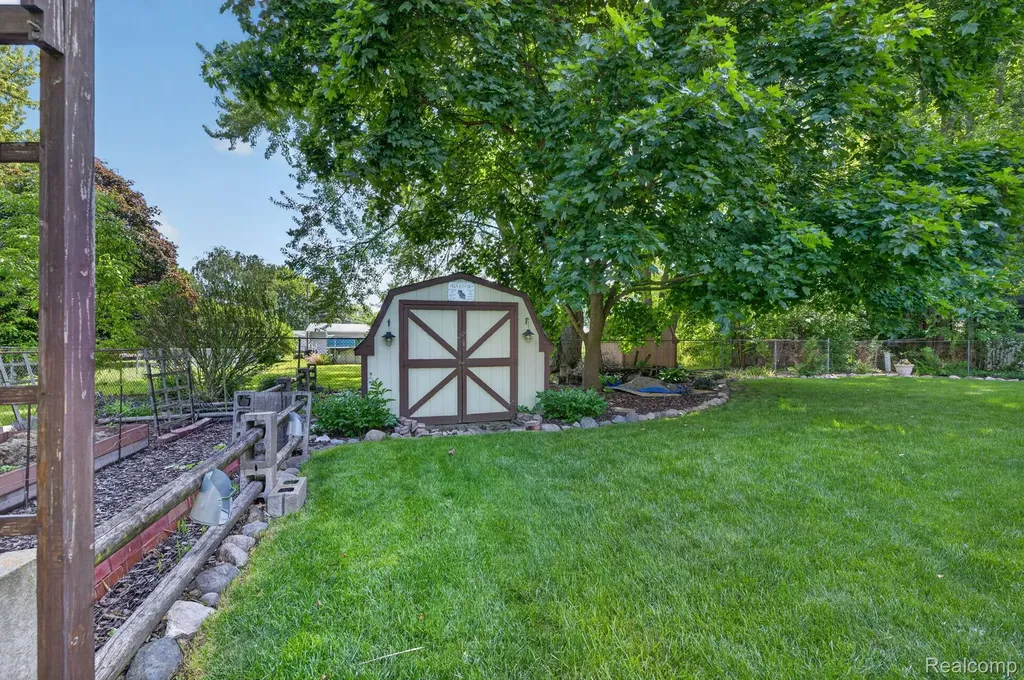 4369 Dixon Drive Flint Charter Township MI 48473