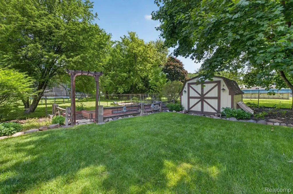4369 Dixon Drive Flint Charter Township MI 48473