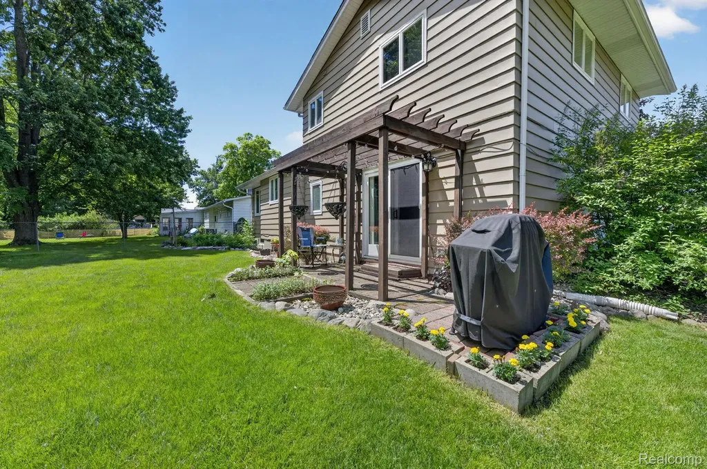 4369 Dixon Drive Flint Charter Township MI 48473