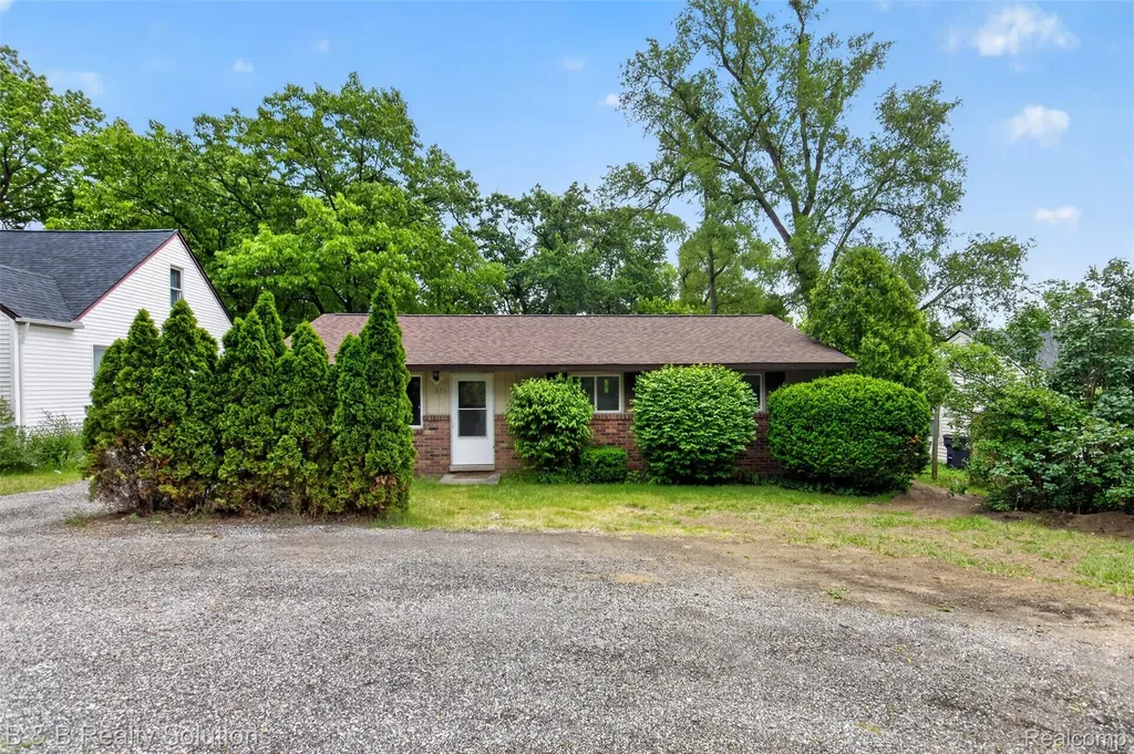 271 S Williams Lake Road Waterford Charter Township MI 48327