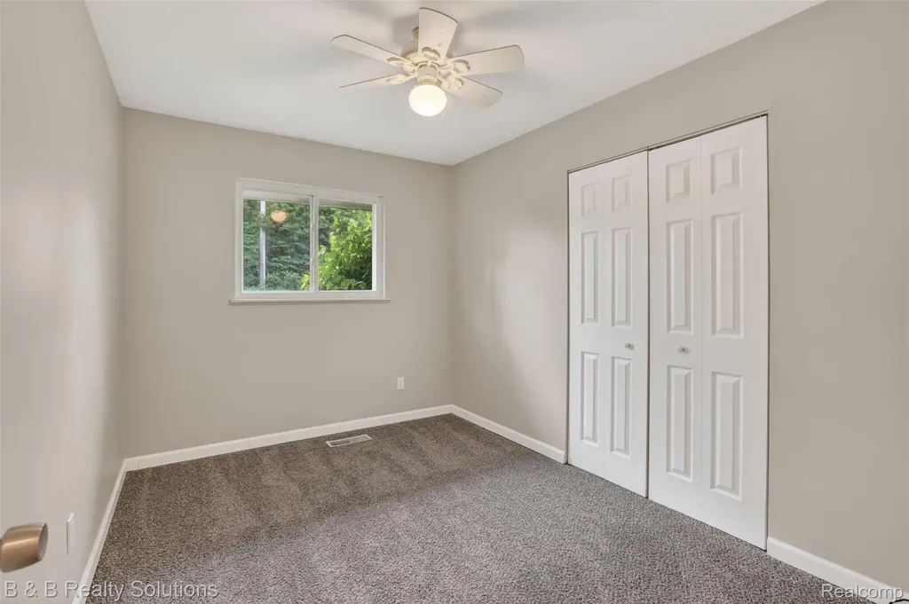271 S Williams Lake Road Waterford Charter Township MI 48327