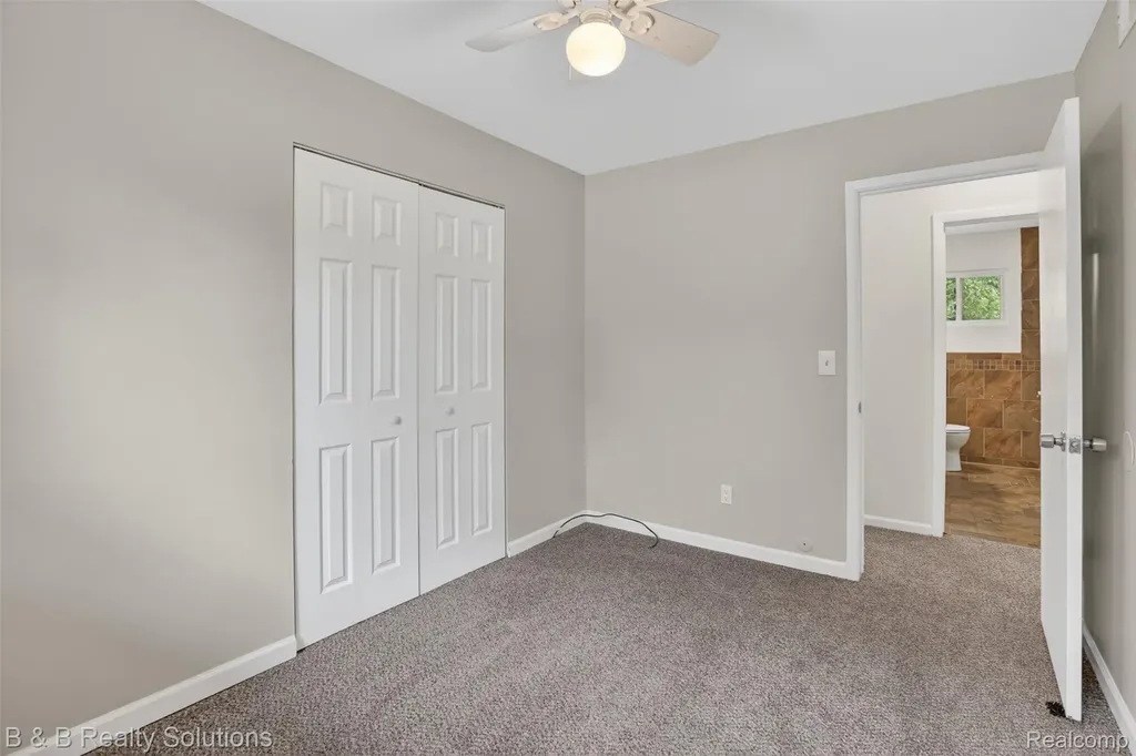 271 S Williams Lake Road Waterford Charter Township MI 48327