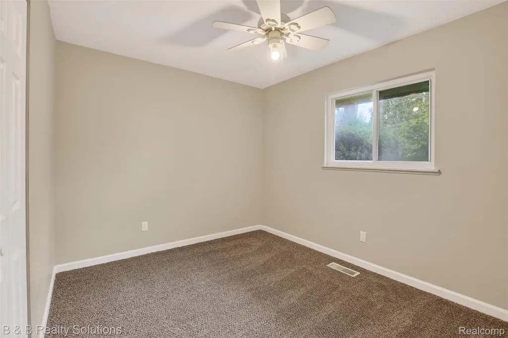 271 S Williams Lake Road Waterford Charter Township MI 48327