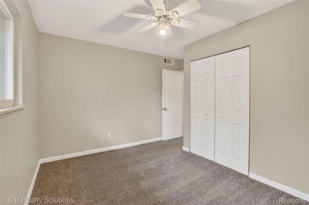 271 S Williams Lake Road Waterford Charter Township MI 48327