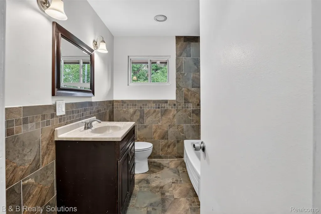 271 S Williams Lake Road Waterford Charter Township MI 48327