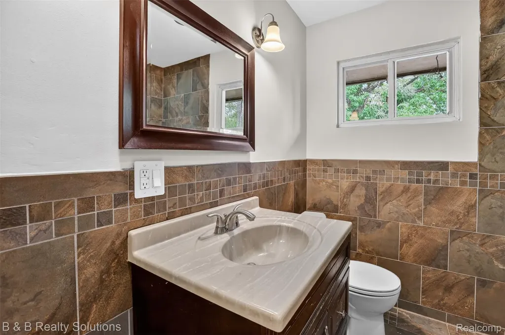 271 S Williams Lake Road Waterford Charter Township MI 48327